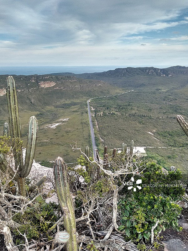 从帕伊伊纳西奥山看到的道路-巴西巴伊亚州迪亚曼蒂纳高原图片素材