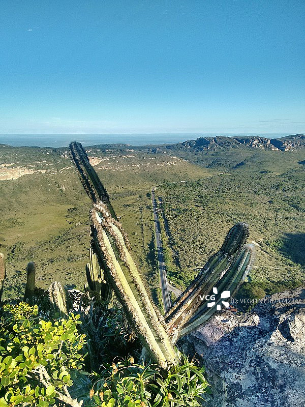 从帕伊伊纳西奥山看到的道路-巴西巴伊亚州迪亚曼蒂纳高原图片素材