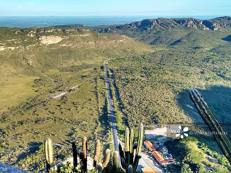 巴西巴伊亚州迪亚曼蒂纳国家公园仙人掌后方的道路图片素材