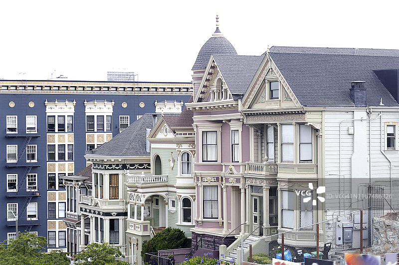 加利福尼亚州旧金山阿拉莫广场公园沿线的彩色维多利亚式住宅图片素材