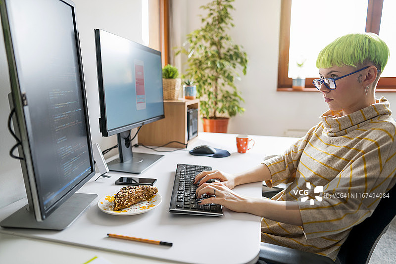 女孩在编程图片素材