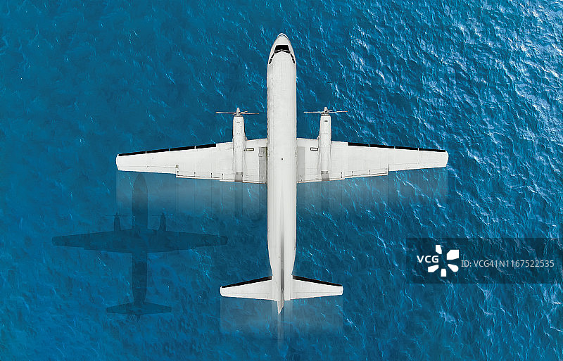 航拍视角：飞机飞越海洋图片素材