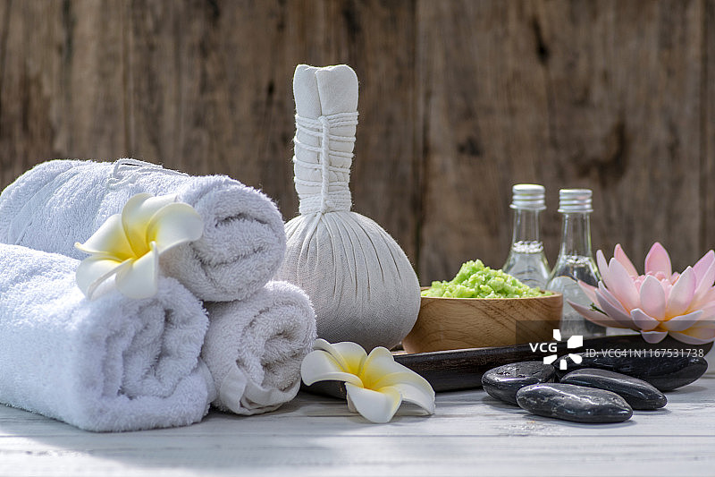 在健康中心按摩床上美丽的水疗组合图片素材