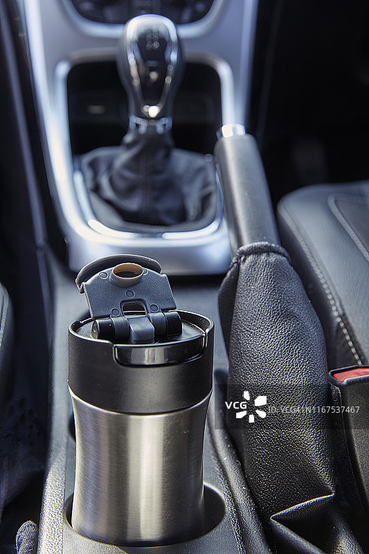 车内咖啡杯架上的金属可重复使用咖啡杯图片素材