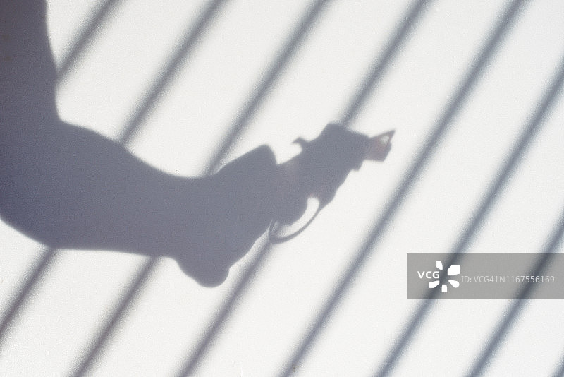 枪和监狱栏杆图片素材