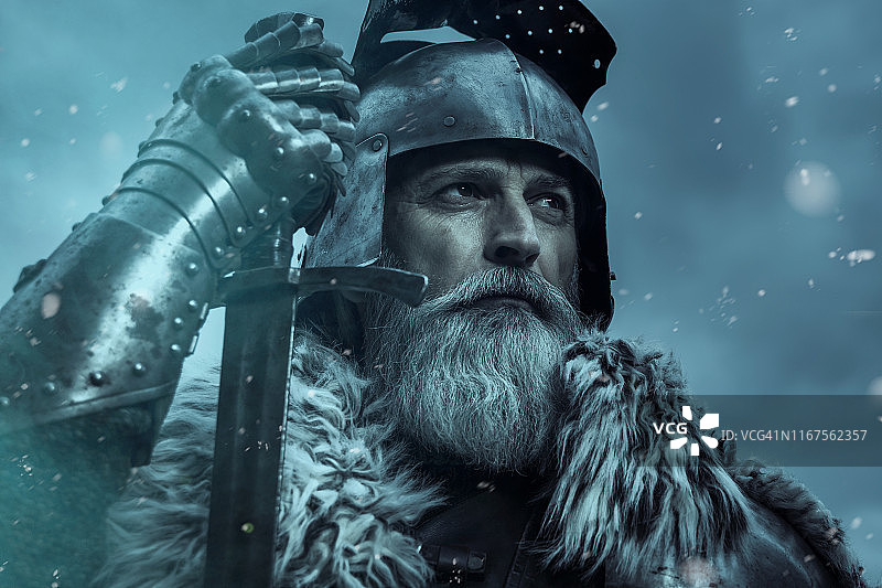 身穿传统服装，佩戴宝剑的年长骑士图片素材