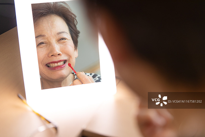 年长的女人在化妆图片素材