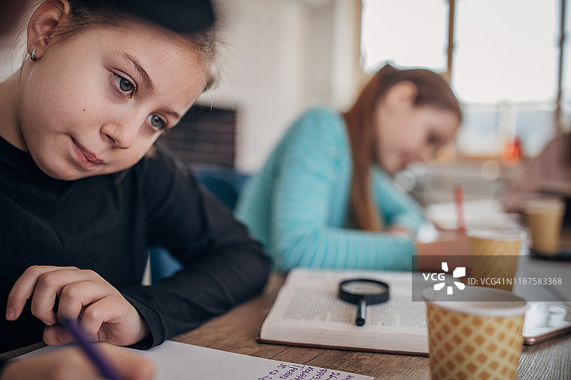 少女一起写作业图片素材