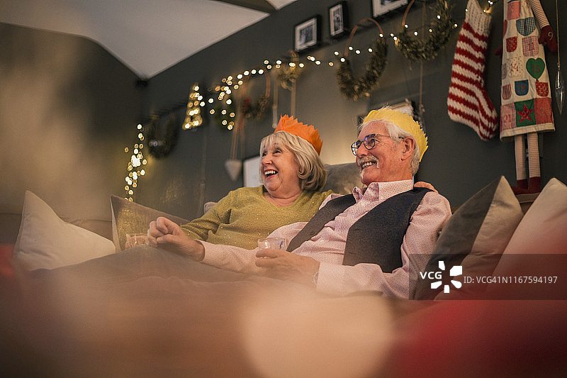 老年夫妇在圣诞节图片素材