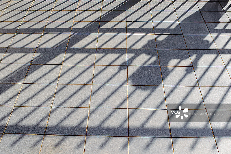 铁窗后的孩子身影图片素材