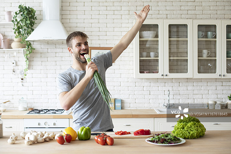 唱歌跳舞的年轻男子图片素材