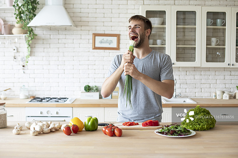 唱歌跳舞的年轻男子图片素材