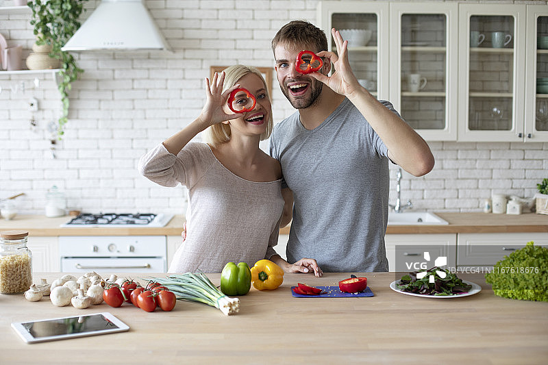 年轻夫妇玩得开心图片素材