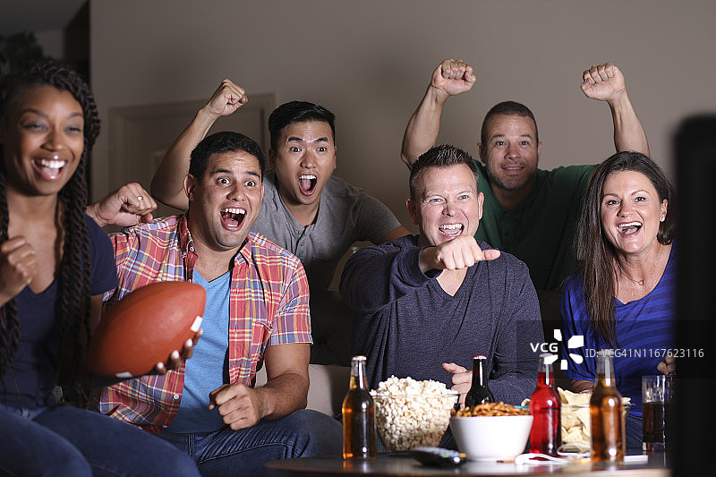 足球迷在家看电视图片素材