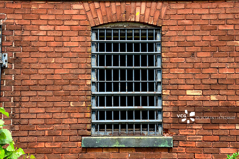 带铁栅栏窗户的砖石墙背景图片素材