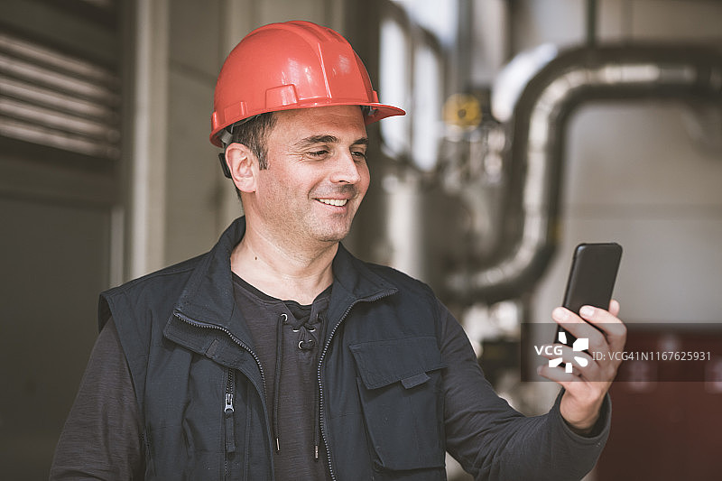 在工厂里打电话的男技术员图片素材