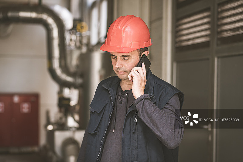 在工厂里打电话的男技术员图片素材