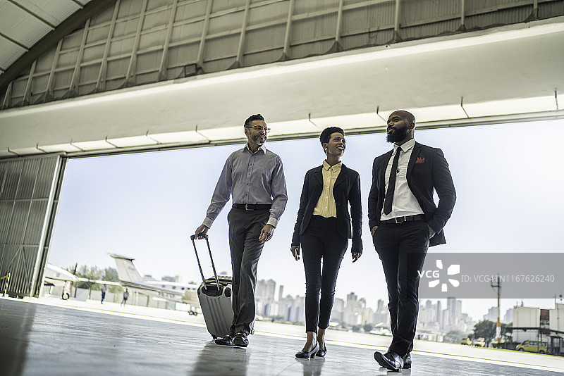 同事们在飞机库中行走图片素材