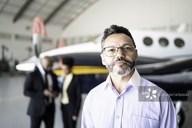 机库里自信男人的肖像图片素材