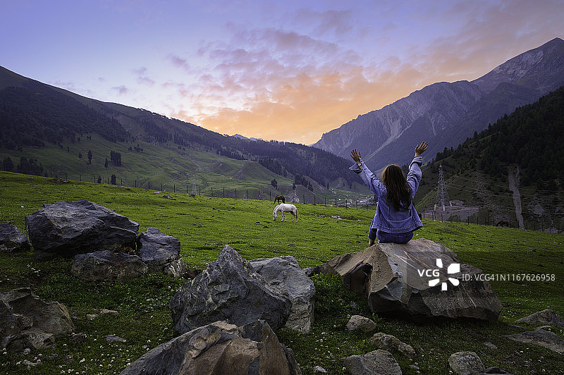 幸福的女人在克什米尔塔吉瓦斯公园欣赏美丽的日落景色图片素材