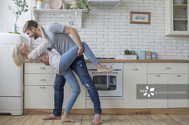 幸福的夫妇在厨房跳舞图片素材
