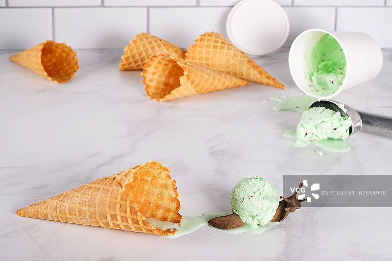 蜗牛背上的冰淇淋图片素材