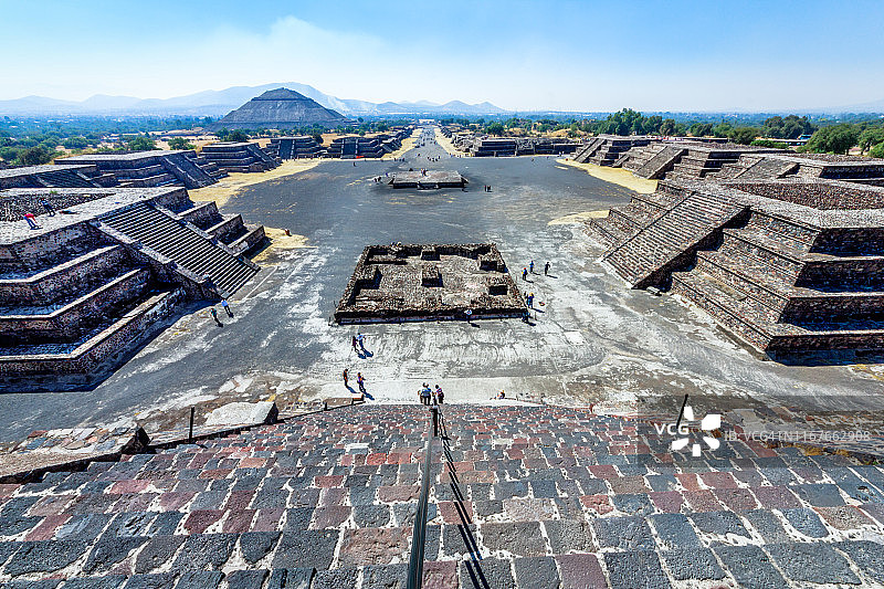 从月亮金字塔观赏墨西哥特奥蒂瓦坎遗址图片素材