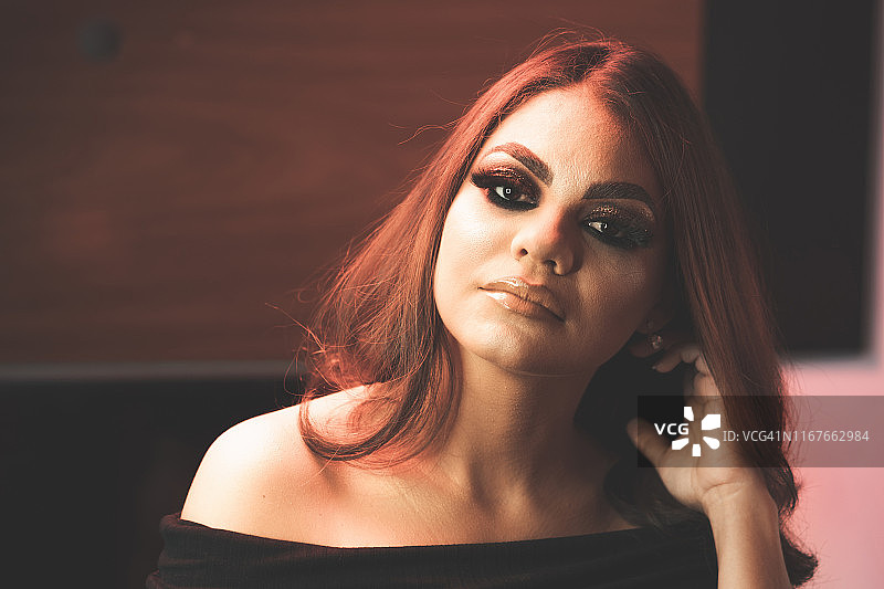 化着深色妆容的美女图片素材