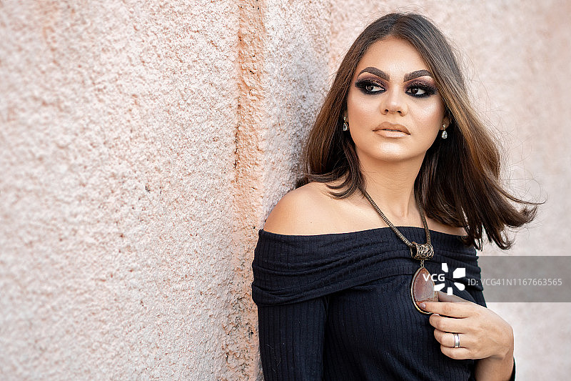 户外看向远方的时装模特图片素材