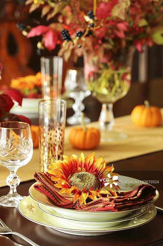 秋季餐桌布置。感恩节晚餐的装饰餐桌图片素材