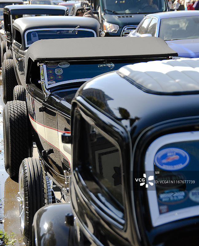 竖版照片：停在加拿大BC省维多利亚市中心的经典老爷车图片素材