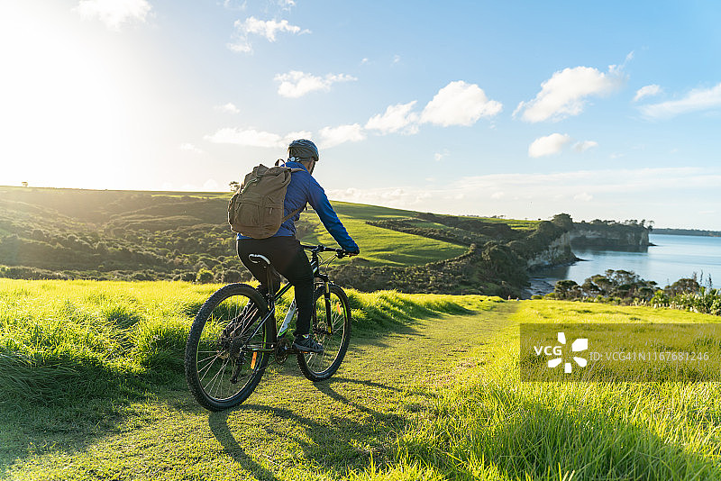 训练中的专业公路自行车手图片素材