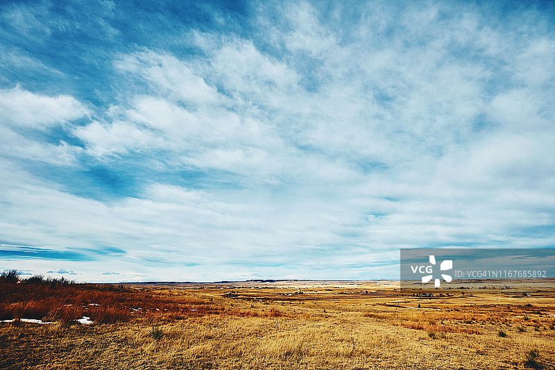 美国科罗拉多州多云蓝天下广阔的景观图片素材