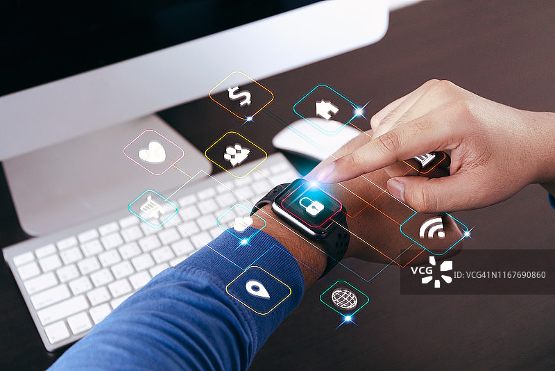 手持智能手表和应用程序图标，数据技术概念图片素材
