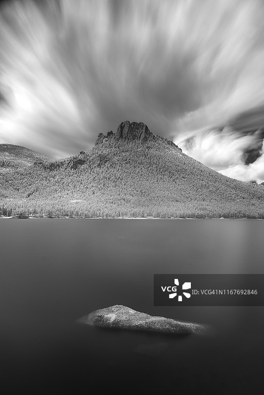 城堡山上的风暴图片素材