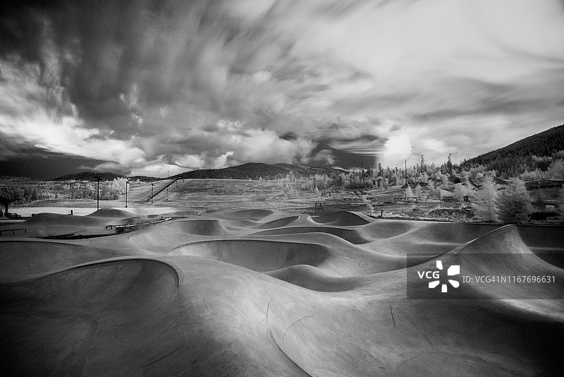 红外黑白滑板公园图片素材