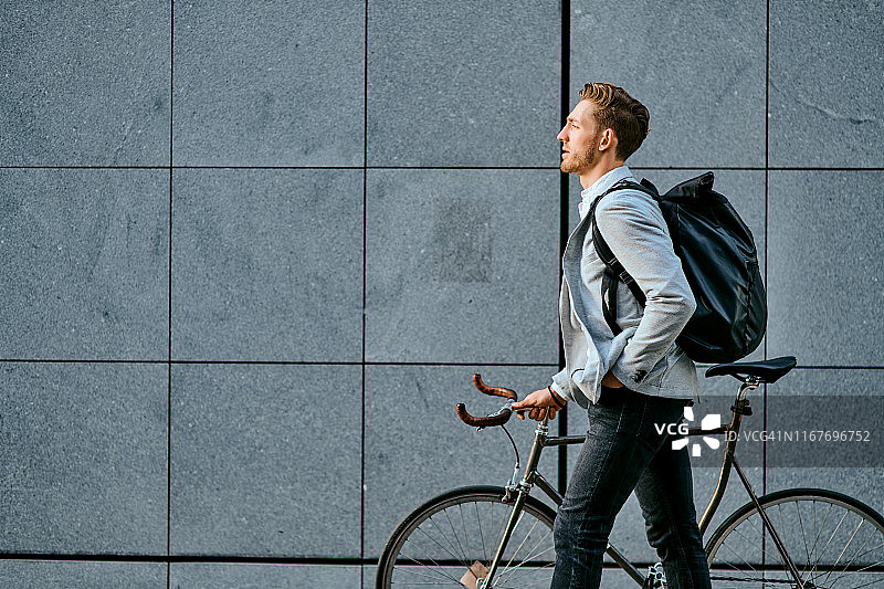 对成功的渴望驱使他不断前进图片素材