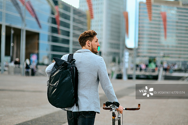 他知道去哪里才能获得成果图片素材