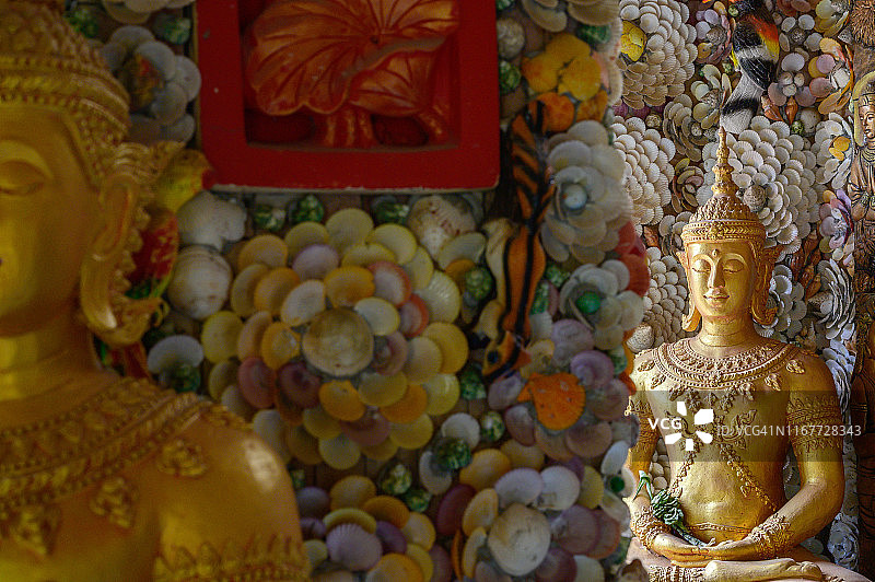 泰国巴真府拉塔涅塔兰寺的精美佛像，饰有贝壳图片素材
