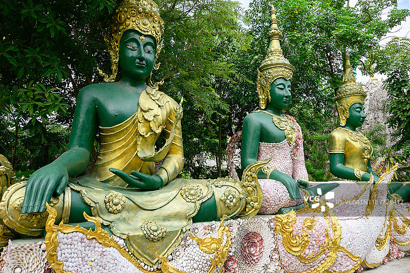 泰国巴真府拉塔涅塔兰寺的精美佛像，饰有贝壳图片素材