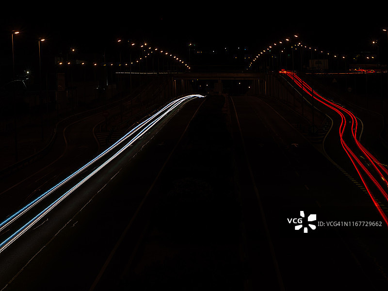 夜间道路上行驶的车辆光迹和路灯图片素材