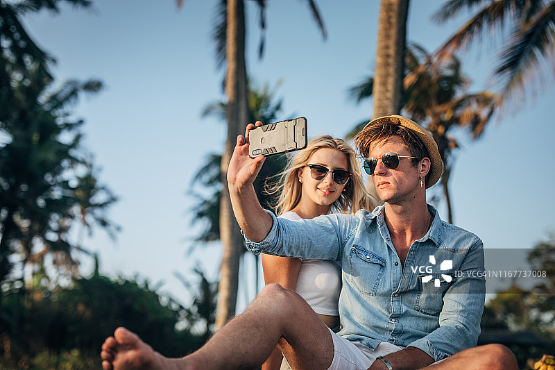 年轻夫妇自拍图片素材