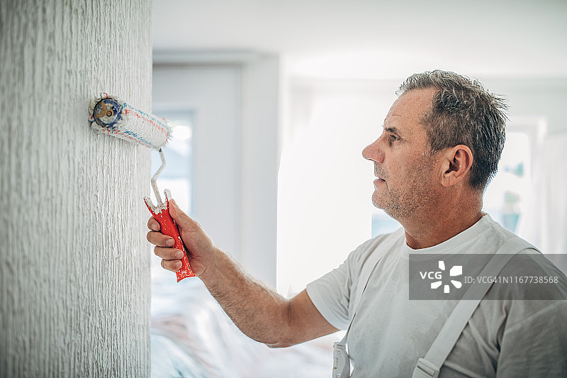 油漆工用滚筒工作图片素材