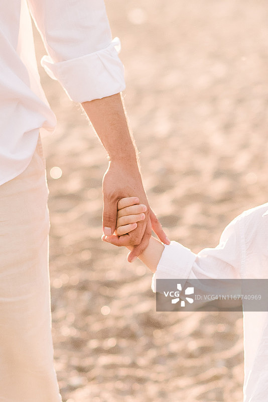 父亲牵着儿子的手图片素材