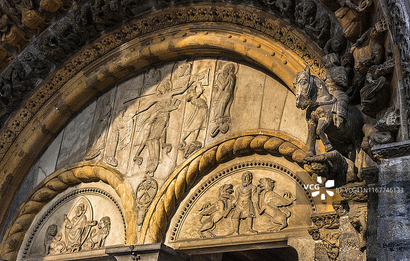 法国奥洛龙圣玛丽大教堂门廊（联合国教科文组织世界遗产）（圣地亚哥之路）图片素材