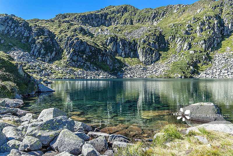 法国比利牛斯阿里埃日地区自然公园，巴斯湖徒步路线，阿莱特池塘，GR 10图片素材