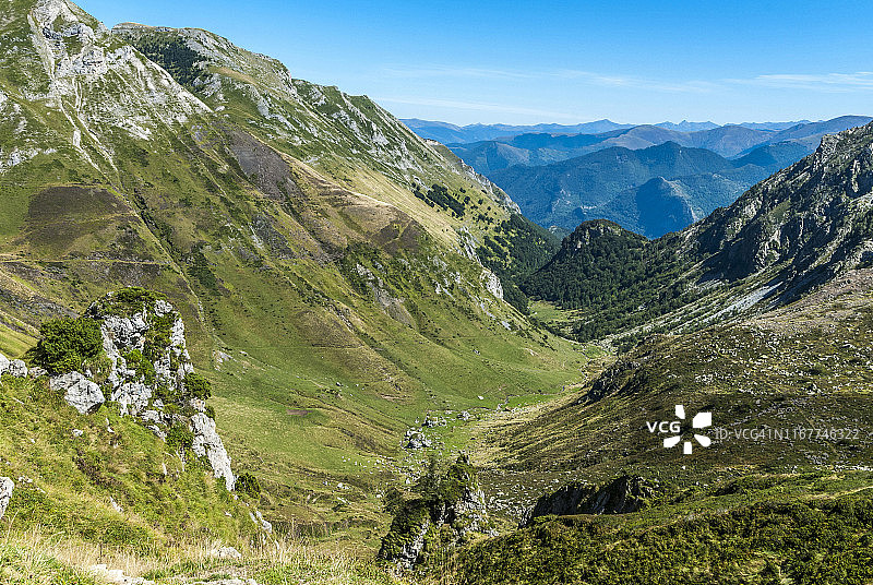 法国比利牛斯阿里埃日地区自然公园巴斯湖徒步道图片素材