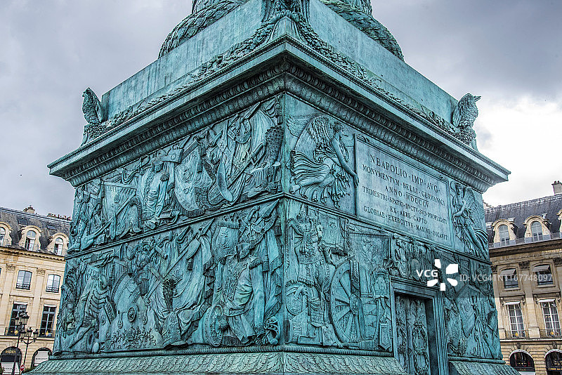 法国巴黎旺多姆广场奥斯特里茨圆柱底座的浅浮雕图片素材