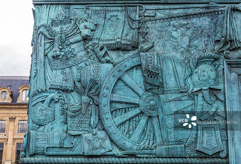 法国巴黎旺多姆广场奥斯特里茨圆柱底座的浅浮雕图片素材