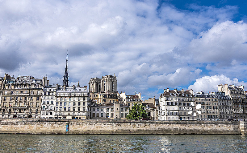 法国巴黎一区，西岱岛（花堤）和巴黎圣母院图片素材